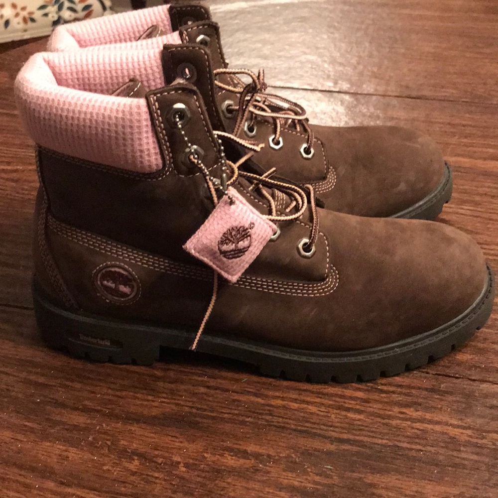 Adorable Timberlands size 7 brown suede with knit